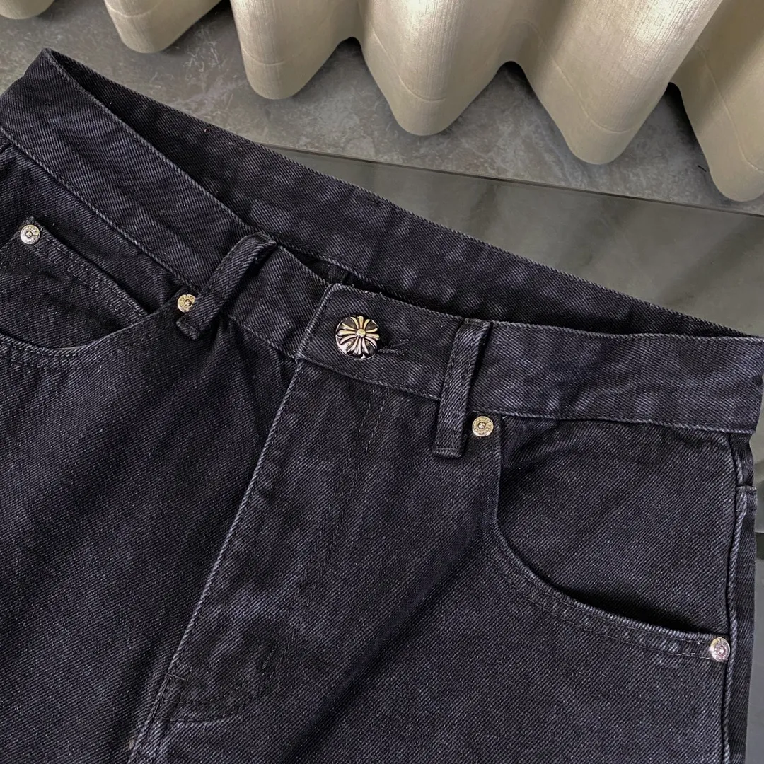 🅿️280 Original development Hardware customization Chrome Hearts Chengdu limited New city limited jeans Chrome Hearts city limited jeans Size: S M L [Top heavy industry fashionable design] Consistently made in high street luxury style. Speaking of this style, the Zangyin family and GU family are definitely the leading representative brands. Especially the Zangyin family has really achieved a state-of-the-art effect in creating high street style. The unique washed material is used to create this style. The color system is quite eye-catching. It is decorated with patchwork cross flowers, which cleverly highlights the charm of the brand. Secondly, this style uses classic The high-waist cutting design highlights the long legs and fashionable temperament of the upper body. The brand is highly recognizable and the slim fit configuration is more suitable for daily wear. It is a product that interprets personality, fashion, and specifications at a glance. This single product is enough to make any fan excited. It can be a white T-shirt for youthful preppy style, or a tight suspender for lady style. It has strong matching ability and can be easily controlled by men.  [Material and craftsmanship] Needless to say, this point goes without saying. As an excellent craftsman brand, Zangyin has really perfect requirements for details and craftsmanship. The washed color of this model has gone through so many processes, not to mention the embellishment of the denim appliqués. It is also purely handmade and sewn. Just like what they believe in, only handmade things have soul and have the meaning of wear. A top-notch heavy-duty fashionable denim item, I look forward to your perfect interpretation! !